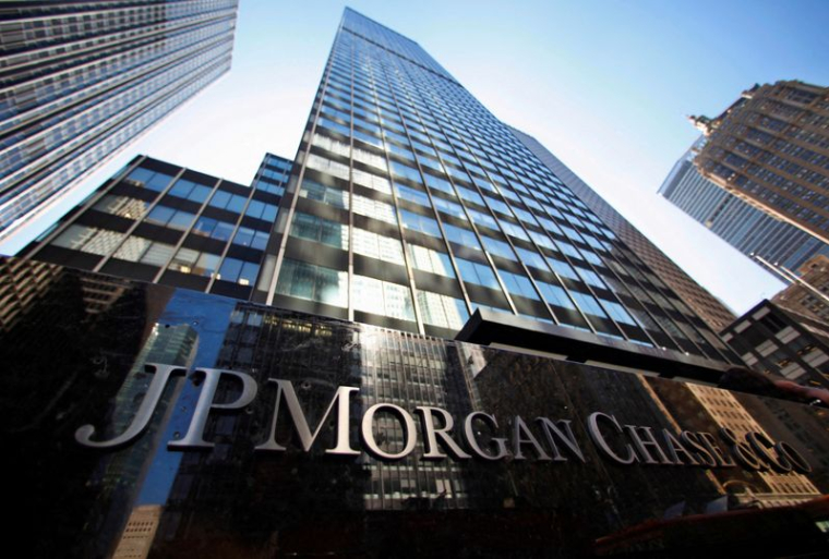Un panneau à l'extérieur du siège de JP Morgan Chase & Co
