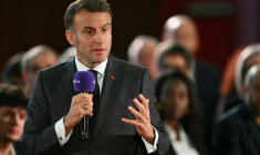 Le président Emmanuel Macron s'exprime devant des lecteurs du groupe de presse Ebra, le 28 novembre 2025 à Mirecourt, dans les Vosges ( POOL / SEBASTIEN BOZON )