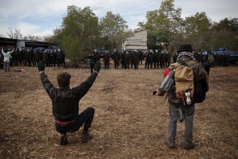 Manifestants et policiers à Saïx, en marge du chantier de l'autoroute A69, le 22 octobre 2023. ( AFP / VALENTINE CHAPUIS )