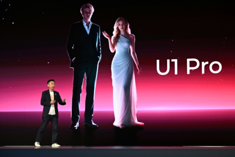 Michael Tam, directeur général d'UWorld, sous-marque d'UBTech, lors du lancement du robot androïde U1 à Shenzen, le 30 juin 2026 dans la province chinoise du Guangdong ( AFP / ADEK BERRY )