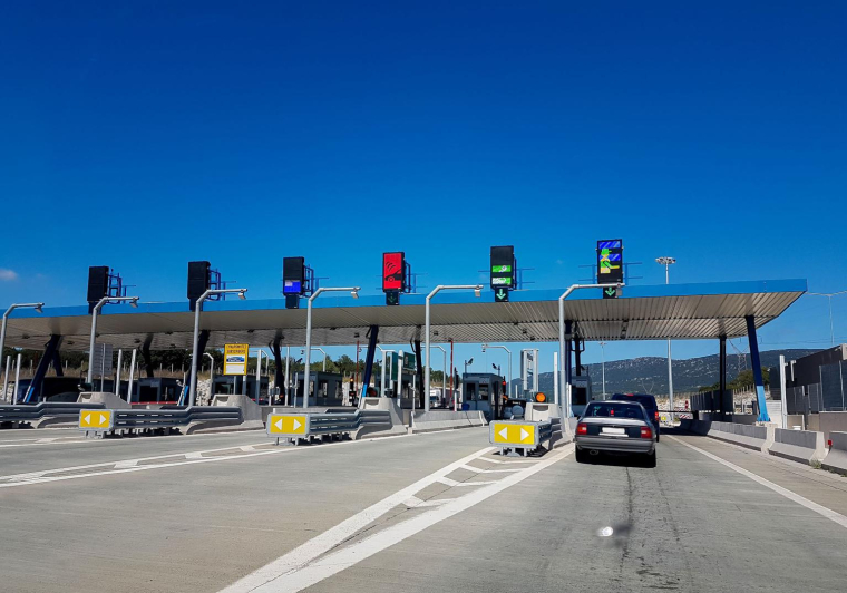 Souscrire un abonnement télépéage vous permet de gagner un temps précieux sur l’autoroute. ( crédit photo : Shutterstock )