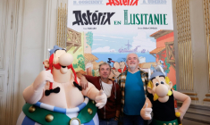 Les auteurs de la série Astérix et Obélix, Fabcaro (au centre à g.) et Didier Conrad (au centre à d.), posent entourés de personnes déguisées en Astérix (d) et Obélix (g), à l'ambassade du Portugal à Paris, le 13 octobre 2025 ( AFP / Ian LANGSDON )
