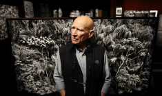 Le photographe franco-brésilien Sebastião Salgado lors d'une avant-première presse de son exposition Amazonia, le 19 octobre 2022 à Los Angeles, en Californie ( Getty / MARIO TAMA )