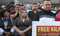 Le Salvadorien Kilmar Abrego Garcia (d) s'adresse à la foule avant de se présenter devant les services de l'immigration à Baltimore, dans l'Etat américain du Maryland, le 25 août 2025 ( AFP / Roberto SCHMIDT )