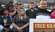 Le Salvadorien Kilmar Abrego Garcia (d) s'adresse à la foule avant de se présenter devant les services de l'immigration à Baltimore, dans l'Etat américain du Maryland, le 25 août 2025 ( AFP / Roberto SCHMIDT )