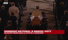 Hommage au professeur assassiné : entrée du cercueil de Samuel Paty dans la cour de la Sorbonne