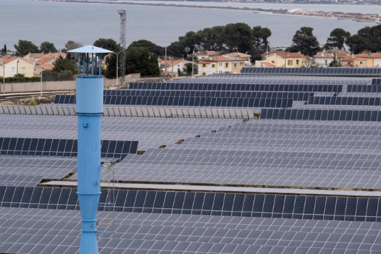 Vue de la centrale solaire du site de la bioraffinerie La Mède du fournisseur d’énergie français TotalEnergies, à Châteauneuf-les-Martigues (Bouches-du-Rhône), le 28 janvier 2025 ( AFP / MIGUEL MEDINA )