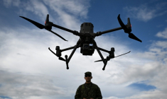 Un soldat colombien pilote un drone sur la base militaire de Tolemaida, le 10 octobre 2025 ( AFP / Raul ARBOLEDA )