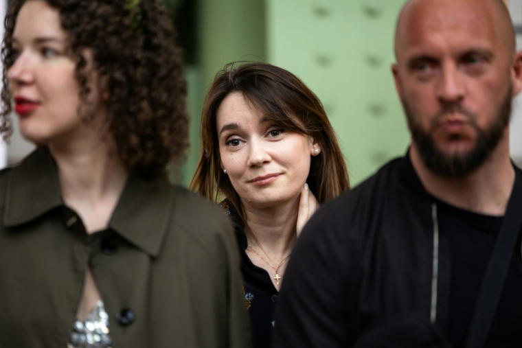 Xenia Fedorova, au centre, le 12 avril 2025, à Paris ( AFP / Xavier GALIANA )