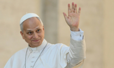 Pope Leo XIV waves as arrives to lead his weekly general audience at St. Peter’s Square in the Vatican on September 9, 2026. ( AFP / Alberto PIZZOLI )