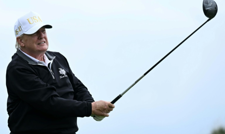 Le président américain Donald Trump  inaugurer officiellement le parcours "Trump International Golf Links" à Balmedie, dans le nord-est de l'Écosse, le 29 juillet 2025. ( AFP / Brendan SMIALOWSKI )