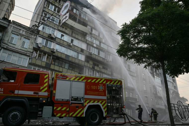 Des pompiers ukrainiens éteignent un incendie dans un immeuble résidentiel après une attaque aérienne russe, le 10 juillet 2025 à Kiev ( AFP / Genya SAVILOV )