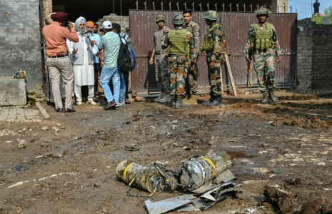 Des membres de l'armée indienne près d'explosifs transportés par un drone, après son interception par le système de défense aérienne indien, dans la banlieue d'Amritsar, le 10 mai 2025 ( AFP / Narinder NANU )