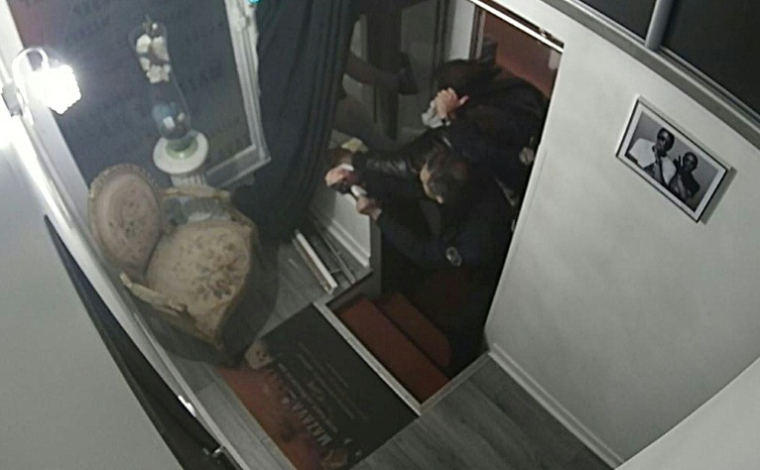 Capture d'écran de la vidéosurveillance de l'interpellation de Michel Zecler par des policiers le 27 novembre 2020 à Paris  ( Michel Zecler / - )