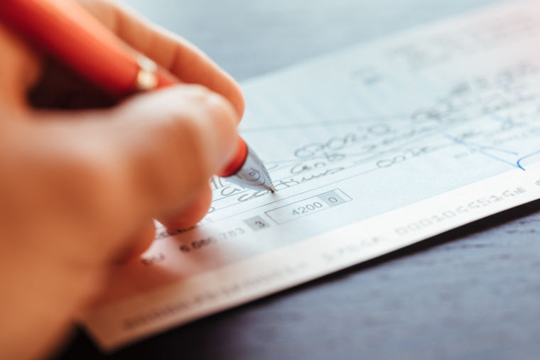 Qu'il s'agisse de payer son loyer, une consultation médicale ou des courses, l'utilisation du chèque se fait de plus en plus rare (Crédit photo: © OSORIOartist - stock.adobe.com).