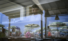 Un saisonnier originaire d'Ouzbékistan travaille à la station balnéaire d'Albena, le 17 août 2025 en Bulgarie ( AFP / Nikolay DOYCHINOV )