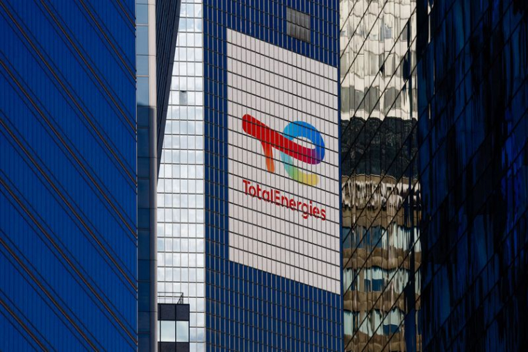 Le logo de TotalEnergies est visible sur son siège social