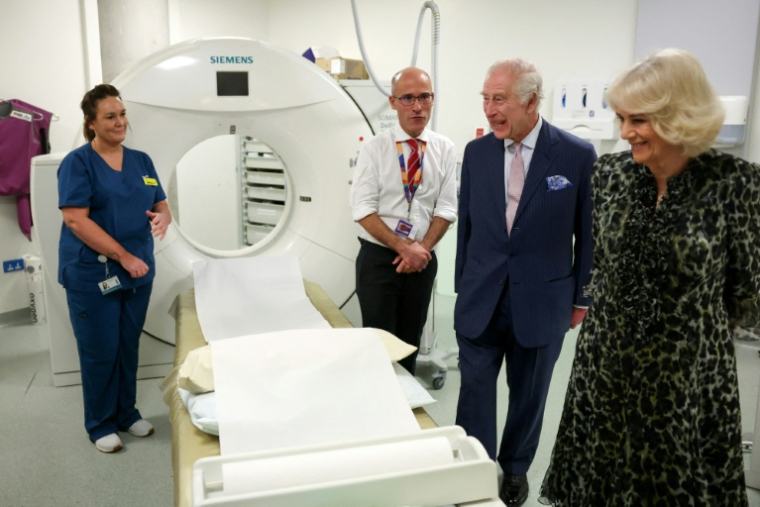Le roi Charles III (2e d)et la reine Camilla visitent le Macmillan Cancer Centre de l'University College Hospital à Londres, le 30 avril 2024 ( POOL / Suzanne Plunkett )