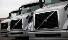 VOLVO CARS: HAUSSE DU BÉNÉFICE AU 2E TRIMESTRE, ANTICIPE DES VENTES À L'UNITÉ STABLES OU EN BAISSE POUR L'ANNÉE