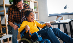 Lorsqu’un enfant de moins de 16 ans présente un handicap, plus de huit parents sur dix déclarent l’aider quotidiennement ou presque en permanence. (crédit: Adobe Stock)