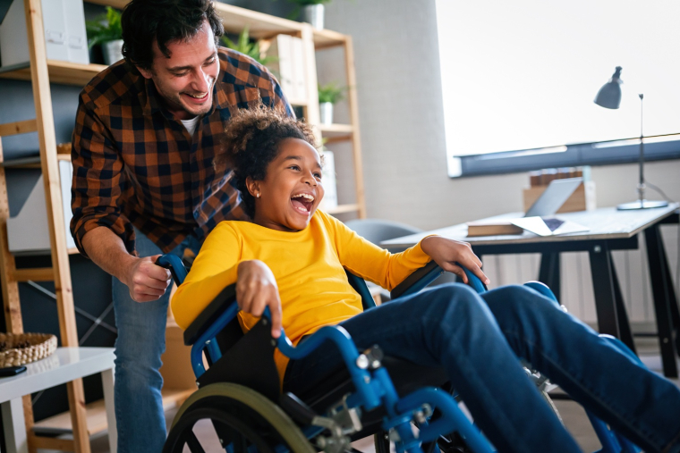 Lorsqu&rsquo;un enfant de moins de 16 ans pr&eacute;sente un handicap, plus de huit parents sur dix d&eacute;clarent l&rsquo;aider quotidiennement ou presque en permanence. (cr&eacute;dit: Adobe Stock)