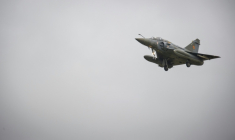 Un avion de chasse Dassault Mirage 2000D en vol près de la base aérienne 133 de Nancy, à Thuilley-aux-Groseilles, lors d’un exercice militaire, le 25 septembre 2015 ( AFP / SEBASTIEN BOZON )
