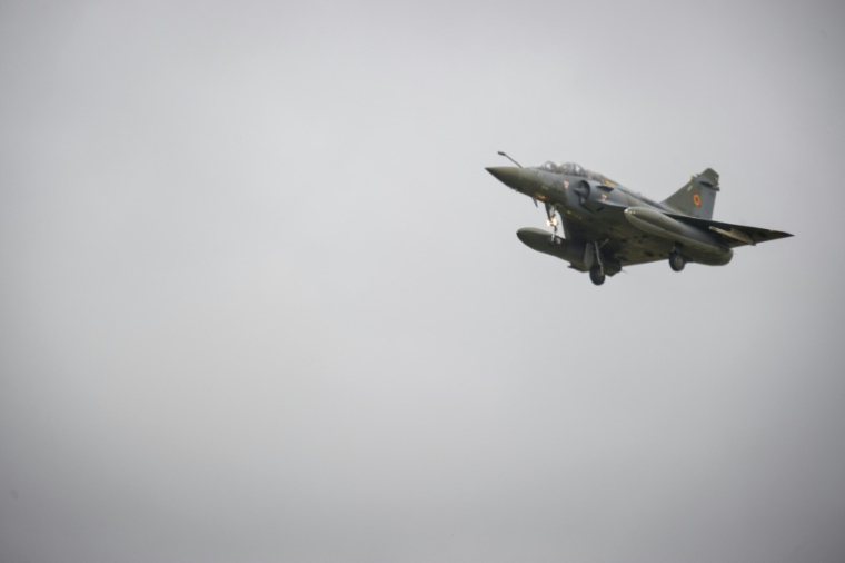 Un avion de chasse Dassault Mirage 2000D en vol près de la base aérienne 133 de Nancy, à Thuilley-aux-Groseilles, lors d’un exercice militaire, le 25 septembre 2015 ( AFP / SEBASTIEN BOZON )