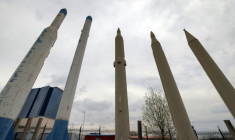 Des reproductions de missiles iraniens exposées devant le Musée de la Défense à Téhéran, le 31 mars 2026 ( AFP / - )