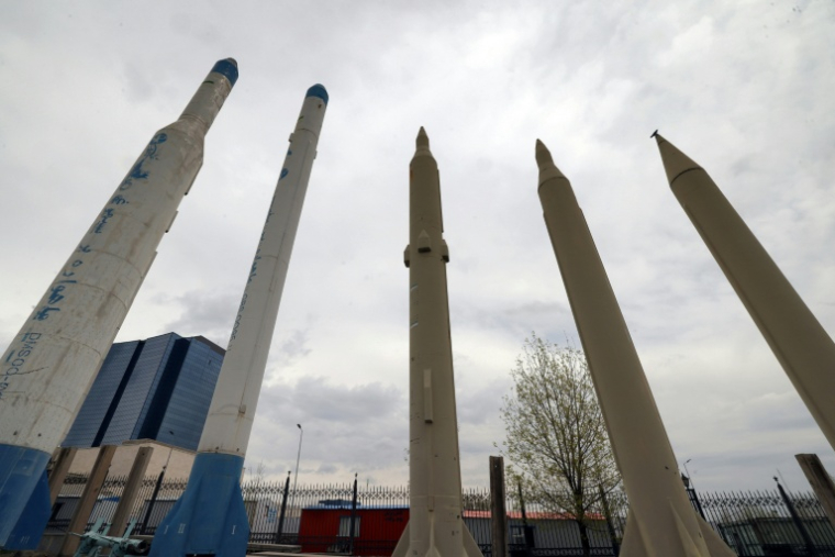 Des reproductions de missiles iraniens exposées devant le Musée de la Défense à Téhéran, le 31 mars 2026 ( AFP / - )
