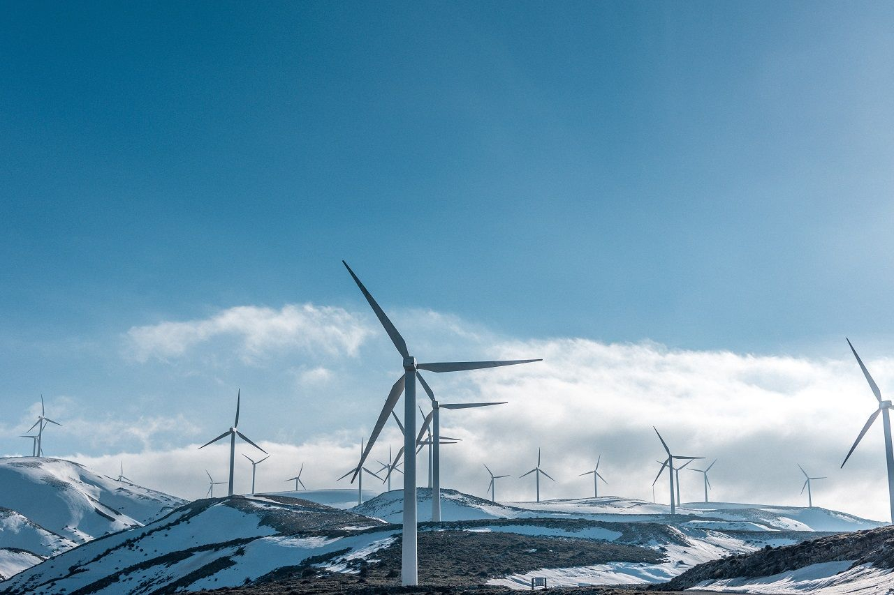 energie, eolienne, montagne,  (Crédit: Jason Blackeye / Unsplash)