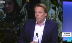 Guerre en Ukraine : "à Kiev, tout le monde retient son souffle" mais la vie reprend