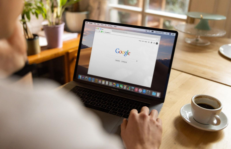 un ordinateur et google (Crédit: Firmbee.com / Unsplash)