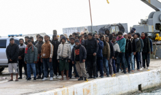 Des migrants au port de Kaloi Limenes, au sud d'Héraklion, en Crète, après avoir été secourus par les garde-côtes grecs, le 21 février 2026 ( AFP / Costas METAXAKIS )