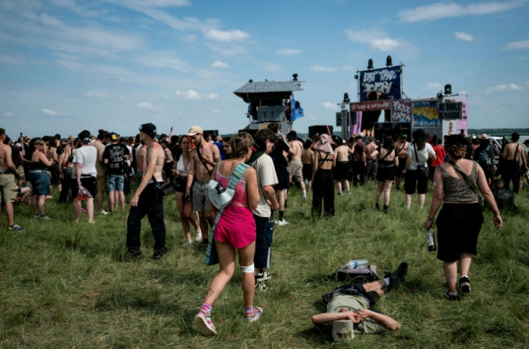 Des participants à une free party sur un site militaire à Cornusse, près de Bourges, le 1er mai 2026 dans le Cher ( AFP / ARNAUD FINISTRE )