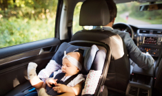 La règlementation des sièges auto pour enfant connait un changement de taille (Crédits: Adobe Stock)
