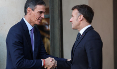 Emmanuel Macron et Pedro Sanchez à Paris, le 6 janvier 2026. ( AFP / LUDOVIC MARIN )