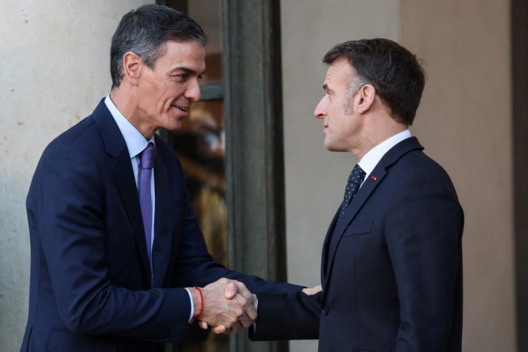 Emmanuel Macron et Pedro Sanchez à Paris, le 6 janvier 2026. ( AFP / LUDOVIC MARIN )