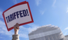 Un manifestant de la Main Street Alliance tient une pancarte devant la Cour suprême des États-Unis