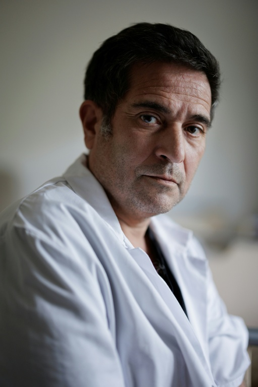 Le psychiatre hospitalier Fayçal Mouaffak, fondateur du Centre renforcé d'urgences psychiatriques au sein de l'hôpital Delafontaine à Saint-Denis en Seine-Saint-Denis, y pose pour un portrait le 17 juin 2026 ( AFP / Simon WOHLFAHRT )