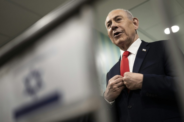 Le Premier ministre israélien Benjamin Netanyahu s'adresse aux médias après avoir voté dans un bureau de vote à Jérusalem pour les élections législatives israéliennes, le 27 octobre 2026 ( POOL / Jewel SAMAD )