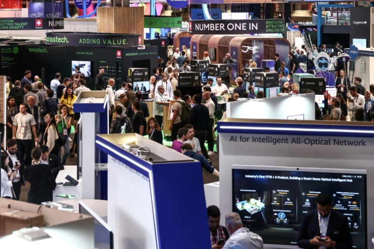 Des visiteurs lors de la 9e édition de VivaTech porte de Versailles, à Paris le 11 juin 2025 ( AFP / Thibaud MORITZ )