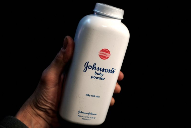 Une bouteille de talc pour bébé Johnson & Johnson
