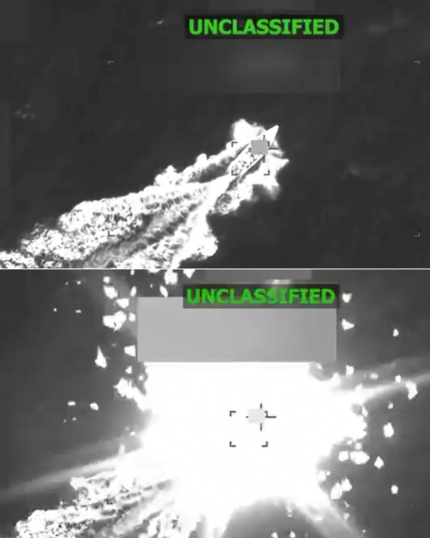 Combinaison de captures d'écran de vidéos postées sur X par le ministre américain de la Défense Pete Hegseth le 6 novembre 2025 montrant selon lui une frappe aérienne sur un bateau accusé de narcotrafic ( US Secretary of Defense Pete Hegseth's X Account / Handout )