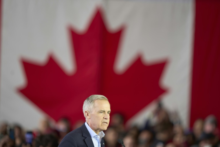 Le Premier ministre canadien et candidat libéral, Mark Carney, à Mississauga en Ontario, lors d'un meeting le 26 avril 2025 ( AFP / Geoff Robins )