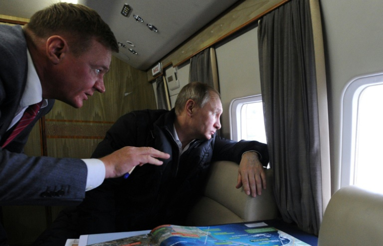 L'ex-ministre russe des Transports Roman Starovoït, ici avec le président russe Vladimir Poutine dans un hélicoptère le 18 mars 2016. ( SPUTNIK / MIKHAIL KLIMENTYEV )