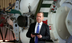 Le chef adjoint du Conseil de sécurité russe, Dmitri Medvedev, assiste à une réunion à Reutov, Russie