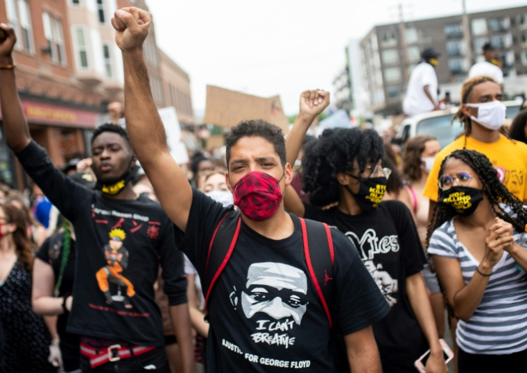 Des manifestants appelant à cesser de financer la police de Minneapolis, dont un membre a tué George Floyd, marchent sur une avenue de cette ville du Minnesota, aux Etats-Unis, le 6 juin 2020 ( GETTY IMAGES NORTH AMERICA / Stephen Maturen )
