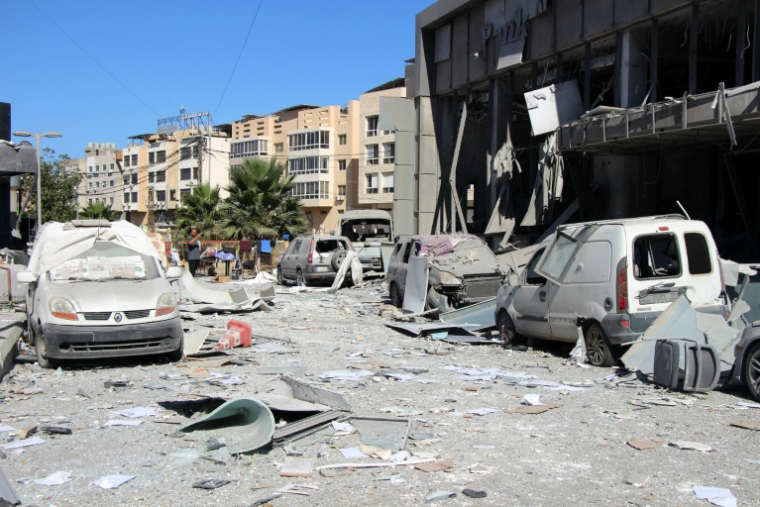 Un homme inspecte les dégâts sur le site d'une frappe israélienne dans la ville côtière de Tyr, dans le sud du Liban, le 5 juin 2026 ( AFP / Kawnat HAJU )