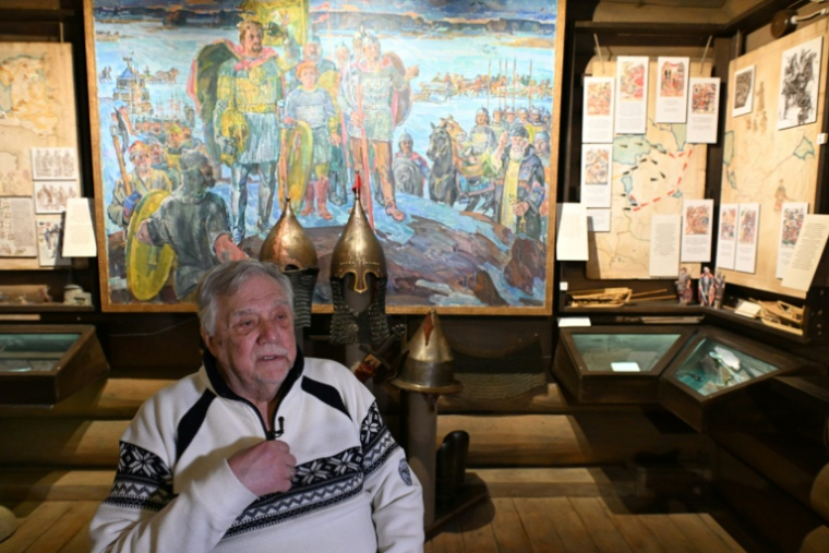 Vladimir Potressov, directeur du musée du village russe de Samolva dédié à Alexandre Nevski et à la bataille du Lac Peïpous de 1242, répond aux questions de l'AFP le 18 avril 2026 ( AFP / Olga MALTSEVA )