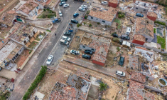 Vue aérienne de maisons détruites par une tornade, le 26 août 2026 à Pomas, dans l'Aude ( AFP / Idriss Bigou-Gilles )
